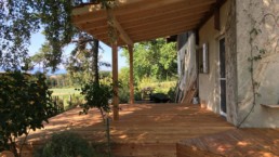 Terrasse et avant-toit - nicobois - www.nicobois.ch - charpente Vaud - construction en bois Région Yverdon- installateur fenêtres - entretien toiture